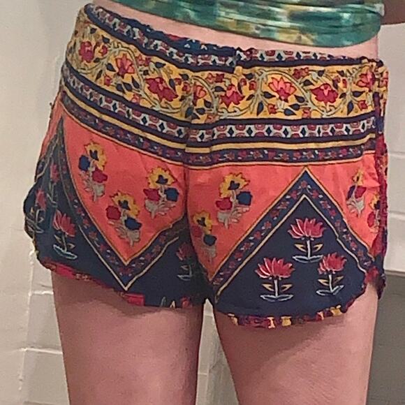 NOVELLA ROYALE SHORTS HOT PANTS XS GREAT COLORS BOHO PRINT! - Picture 5 of 5